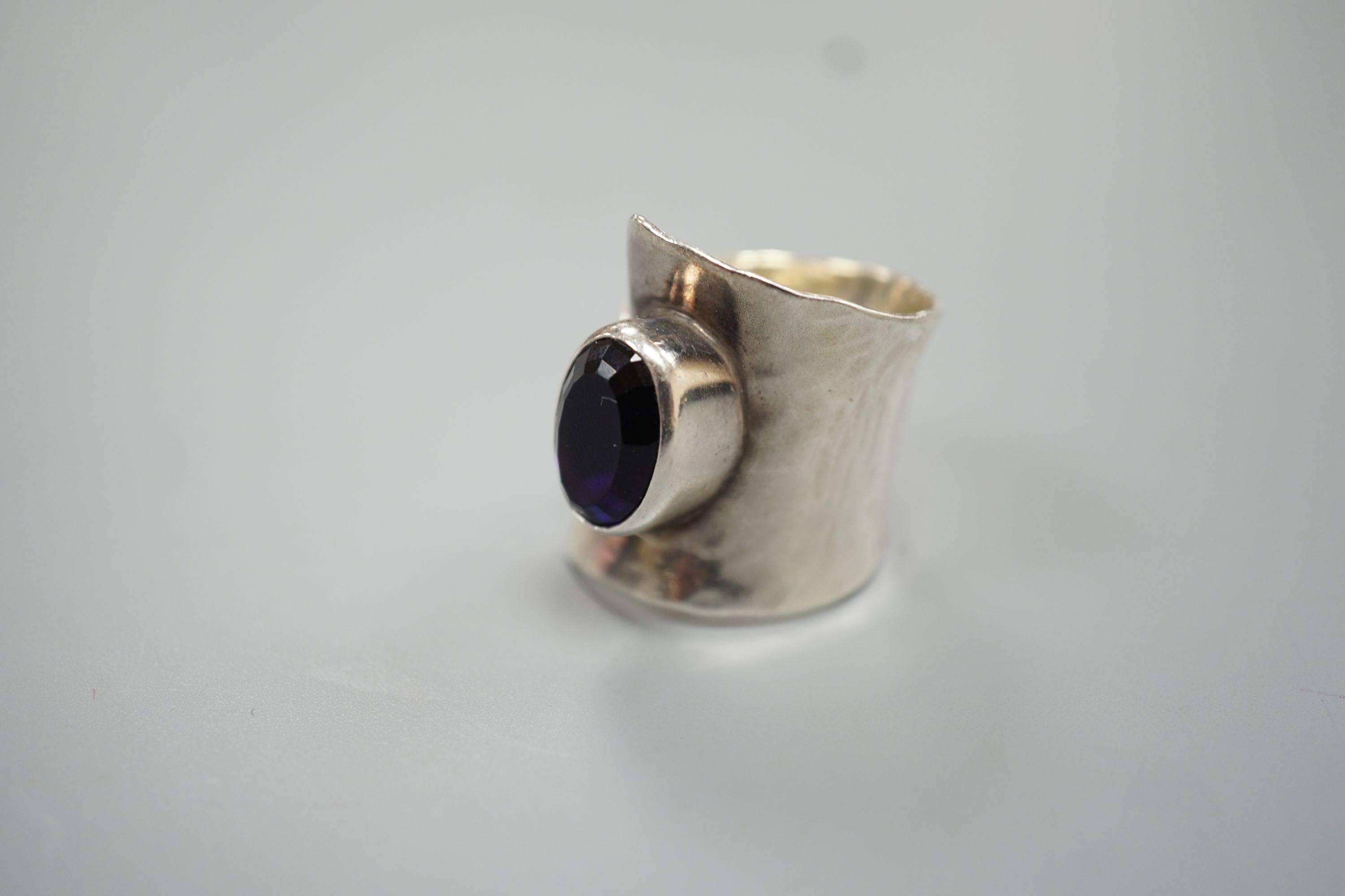 A modern Pruden & Smith silver and oval cut amethyst set dress ring, size R.